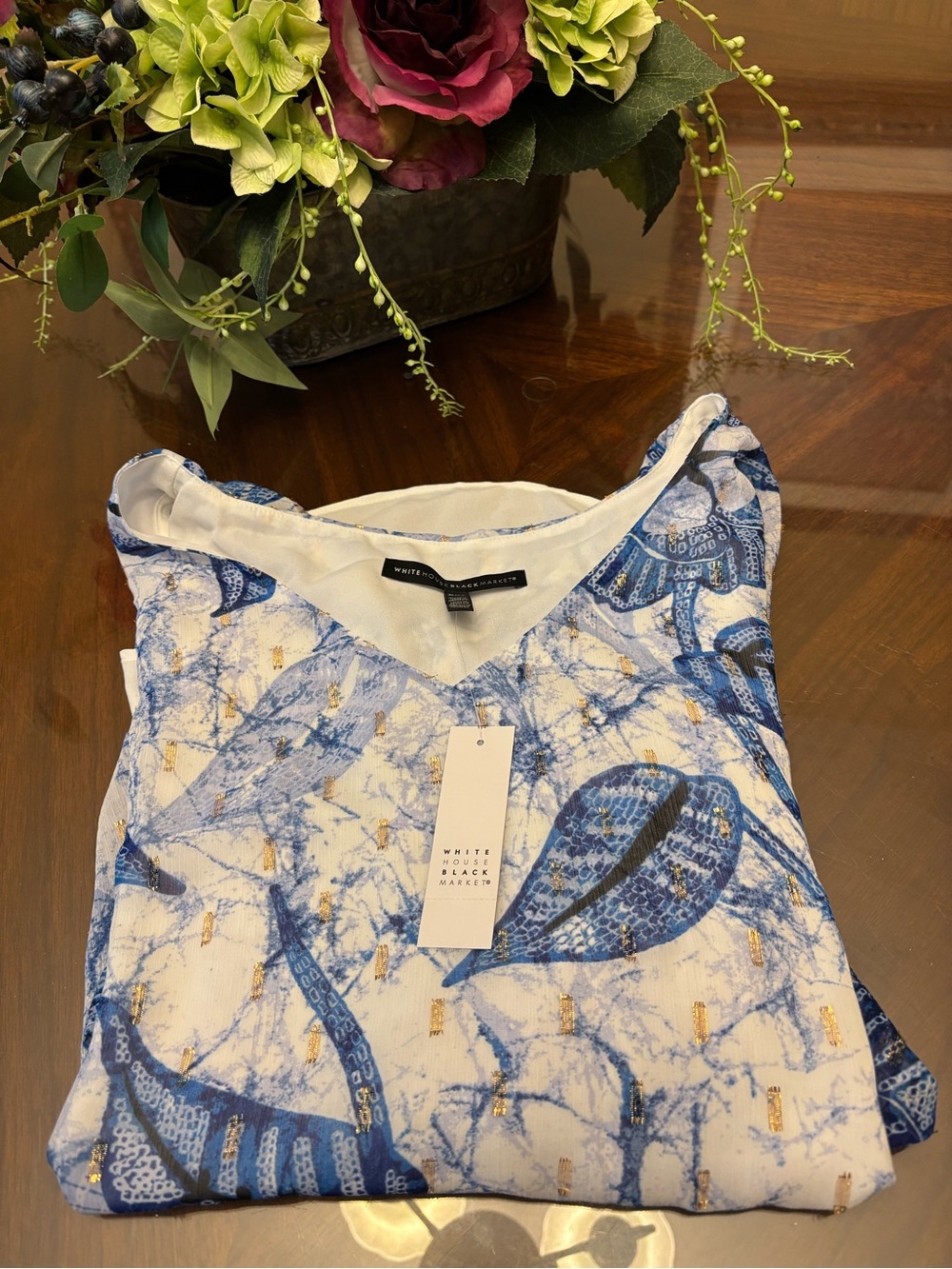 White House Black Market Blue and White Printed V-Neck Blouse Size XXS NWT’s